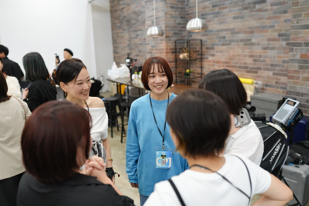 機材のある会場で参加者同士が話し合う様子