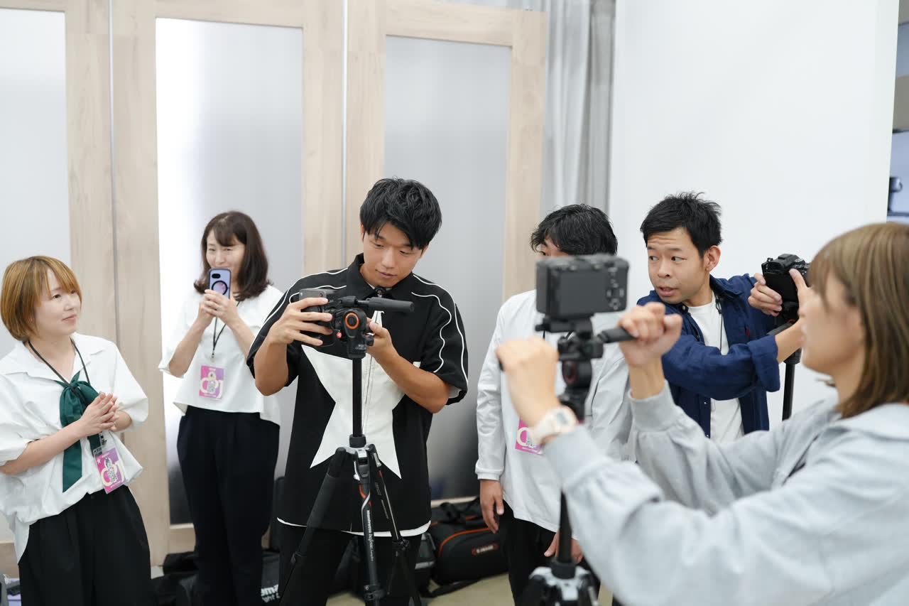 カメラを手に撮影内容を相談する参加者たち